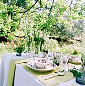Festlich gedeckter Tisch in sommerlichem Garten