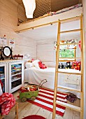 Skandinavisches Kinderzimmer mit Hochbett und fröhlichem rot-weissen Teppich
