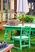 Grüner Gartentisch und Stühle in einem Gewächshaus