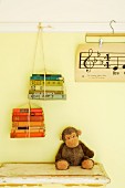 Selbstgemachtes Bücherregal: Zusammengebundene Bücher an der Wandleiste befestigt