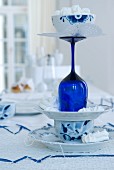 Blau-weiße Etagere aus Tellern, Tasse und Stielglas