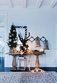 Weihnachtliche Dekoration mit Säckchen, Tannenbaum & Lichterkette