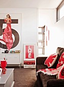 Sofa in Wohnraum mit braunen & roten Farbakzenten