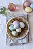 Osternest mit Naturfarben gefärbten Eiern