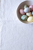 Schale mit Naturfarben gefärbten Eiern