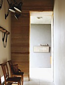 Holzstühle in der Diele eines minimalistischen Wohnhauses