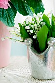 Maiglöckchen in kronenförmiger, versilberter Vase