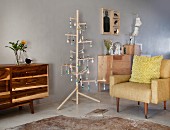 Skandinavisch puristisches Wohnzimmer mit Holzmöbeln und stilisiertem Weihnachtsbaum aus Holz