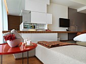 Hotelzimmer mit Chaiselongue, Beistelltisch & moderner Bartheke