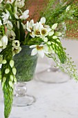 weiße Blumen in Glasvase auf Tisch