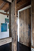 Durchgang in Fachwerkkonstruktion, rustikale Holztür