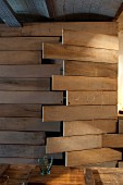Selbstgebaute Schranktür aus Holzbrettern in künstlerischem Ambiente