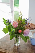 Gartenstrauss mit Rosen auf Tisch