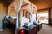 Elegantes Schlafzimmer im 'Dune Camp' in Wolwedans, NamibRand Privatreservat in Namibia, Afrika