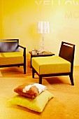 Wohnzimmer in Gelbtönen - Sitzmöbel mit dicken Polstern auf Holzgestellen und Designer Tischleuchte aus Acrylglas