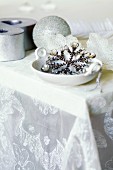Glitzernder Weihnachtsschmuck auf Tischdecke aus Seidenorganza von Carolyn Quartermaine