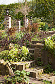 Garten am Hang, Treppe aus Pflastersteinen und Stützmauer