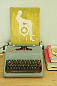 Bild mit weiblicher Silhouette auf nostalgischer Vintage Schreibmaschine