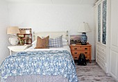 Ländliches Schlafzimmer in Blau-Weiß, verschiedene Stilmöbel im Mix