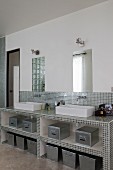 Waschtischzeile mit silberfarbenen, glänzenden Mosaikfliesen und zwei Aufbaubecken in modernem Bad