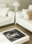 Weiß möblierte Sitzecke mit italienischer Designerleuchte und Coffeetable