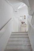 Treppenaufgang im weissen skandinavischen Landhausstil