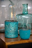 Behälter in Türkisblau und Glasflaschen