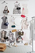 Fototapete mit aufgedruckten Kleidern als Präsentationsfläche für Damentaschen
