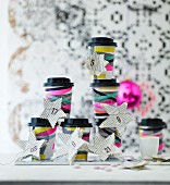 Selbstgebastelter Adventskalender aus Kaffeebechern dekoriert mit Masking Tape und Papiersternen