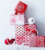 Geschenke mit selbst gestaltetem Papier mit verschiedenen rot-weißen Mustern