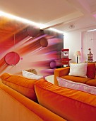 Tapete mit futuristischem 3D-Bild und versteckter Tür, zwei gegenüberstehende orangefarbene Sofas