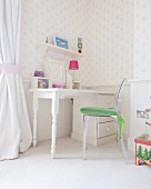 Klassischer Schreibtisch und Ghost Chair im hellen Kinderzimmer