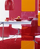 70s-style dining area in shades of red and orange