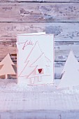 Selbstgebastelte Weihnachtskarten mit Papiertannen verziert