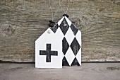 Shabby-chic gift tags decorated with diamon pattern and cross