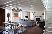 Landhaus Tisch-Bank-Kombination hell lackiert und Wohnbereich in offenem Wohnraum