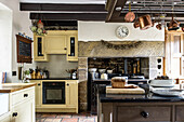 Country-house kitchen with fronts of various colours