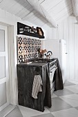 Mit Holz verkleidete Küchenzeile in skandinavischer Blockhütte