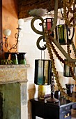 Ausschnitt eines Decken-Kerzenhalters mit Holzperlenketten und aufgehängten Laternen in Vintage Ambiente