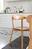Skandinavische Stühle in einer weißen Küche