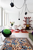 Wohnzimmer mit surrealistischen Designerstücken