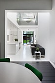 Blick in offenen Wohnbereich mit moderner Architektur