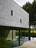 Außenansicht eines kubusförmigen Hauses mit großer Glasfront