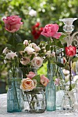 Verschiedene Rosen in einem Vasensammelsurium