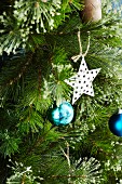 Weihnachtsbaum mit Kugeln und Sternanhänger (Close Up)