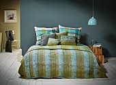 Bed linen in harmonious mixture of patterns in shades of blue and green