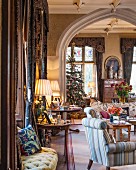 Herrschaftliches Wohnzimmer mit klassischen Möbeln und Weihnachtsbaum