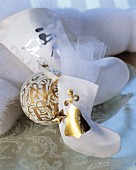 Gold und silber bedruckte Weihnachtsstiefel aus weißem Satin mit Tüllkrempe