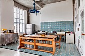 Offene Küche mit Ornamentfliesen und eklektischer Einrichtung in umgenutztem Industriegebäude