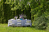 Festlich gedeckter Tisch in Blau-Weiß im Sommergarten